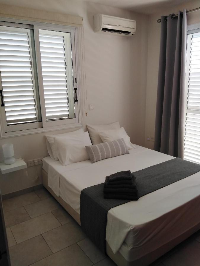 Kato Paphos Suites Esterno foto