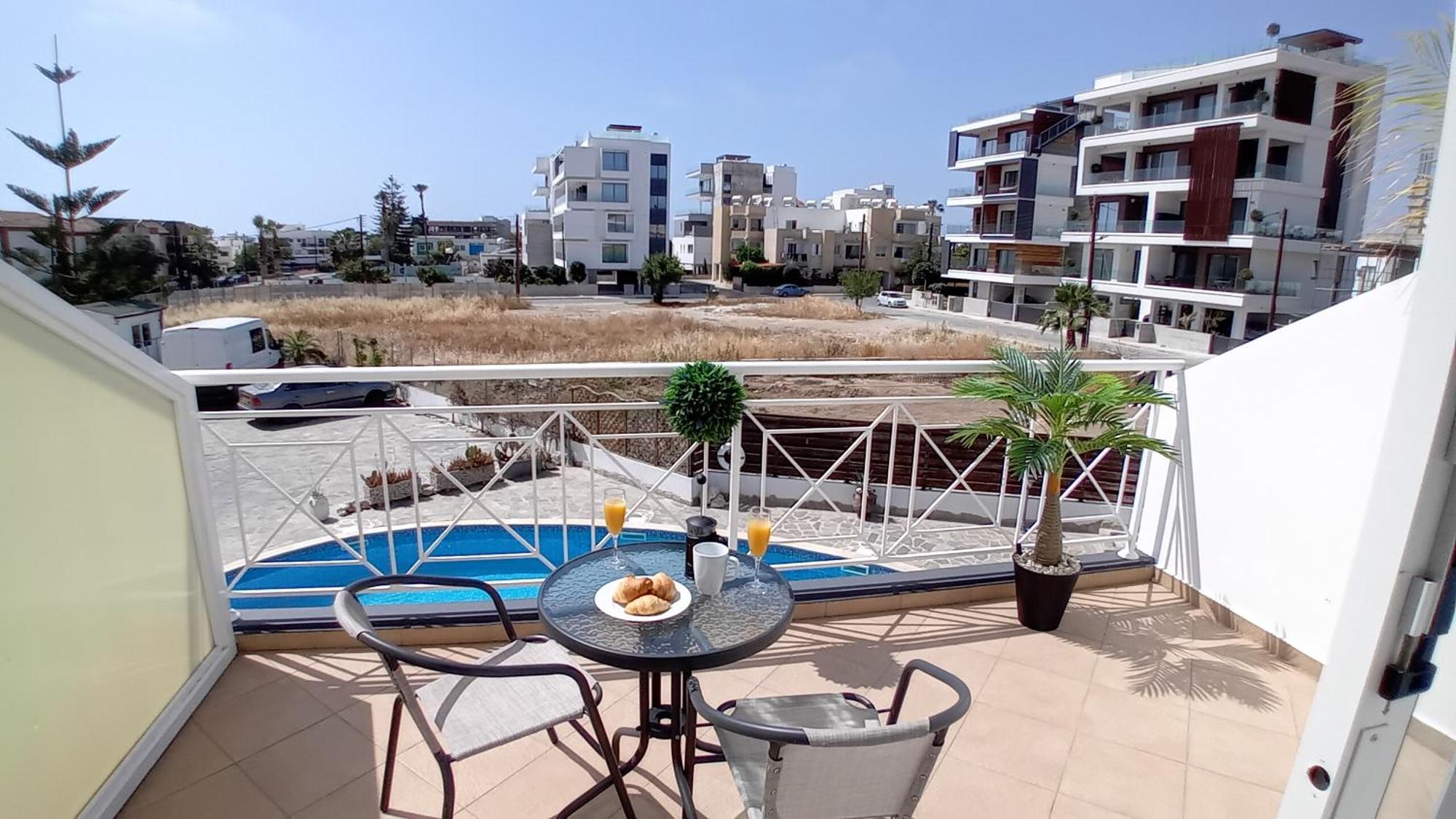 Kato Paphos Suites Esterno foto